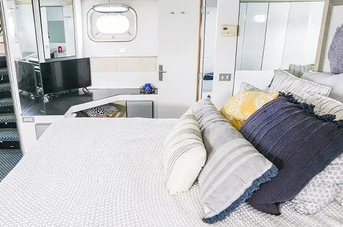 Luxury yacht cabin stay